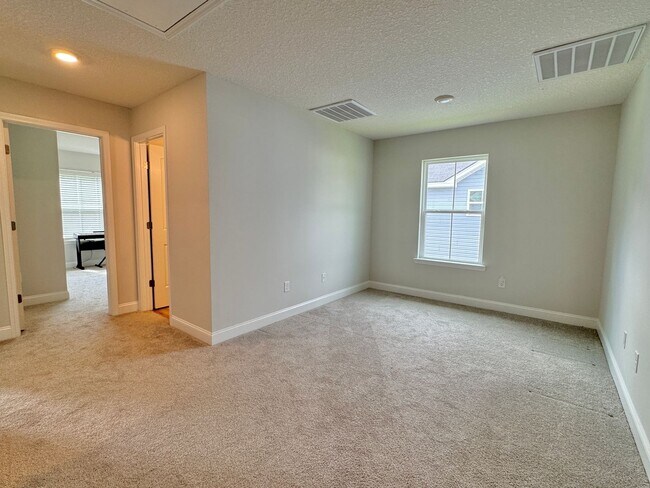 Building Photo - AVAILABLE SEPTEMBER 2025 [PET FRIENDLY]