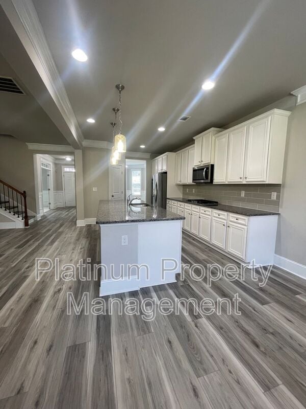Building Photo - 5180 Mirror Lake Dr