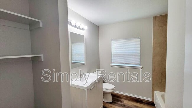 Building Photo - 1704 Langford St