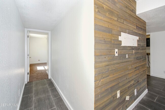 Building Photo - 908 Los Pinos Way
