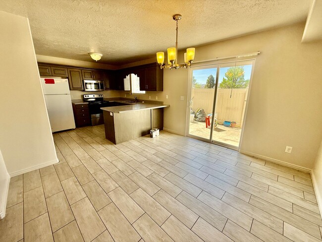 Building Photo - Lexington Hills Townhome