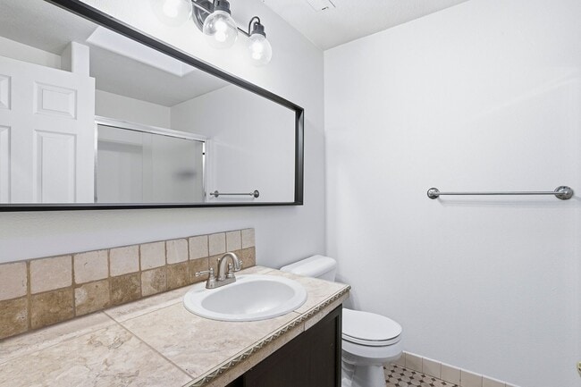 Building Photo - 10931 SE Henderson Dr