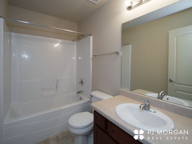 Building Photo - 3 bedroom, 2 bathroom House For Lease