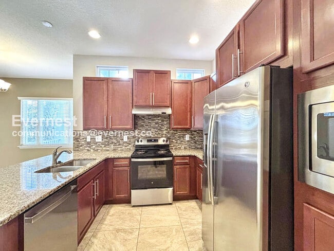 Building Photo - 13873 Benavente Ave