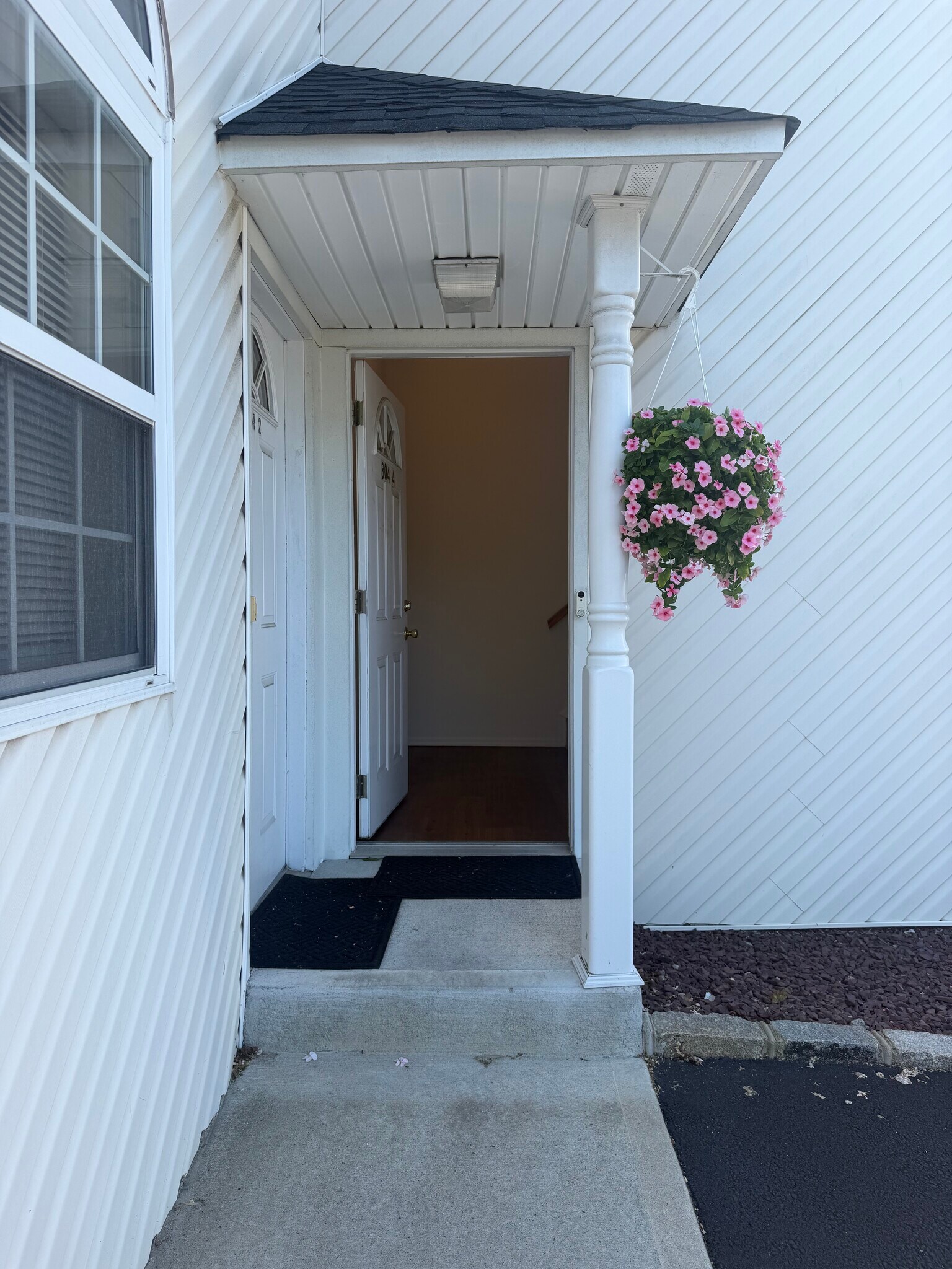 Building Photo - 304 N Wellwood Ave