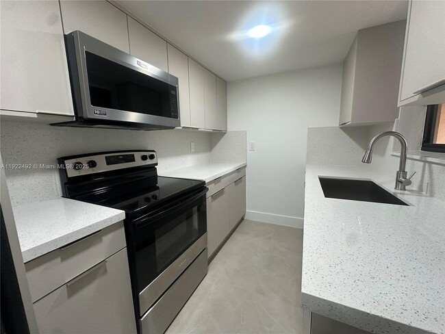 Building Photo - 6720 SW 50th Terrace