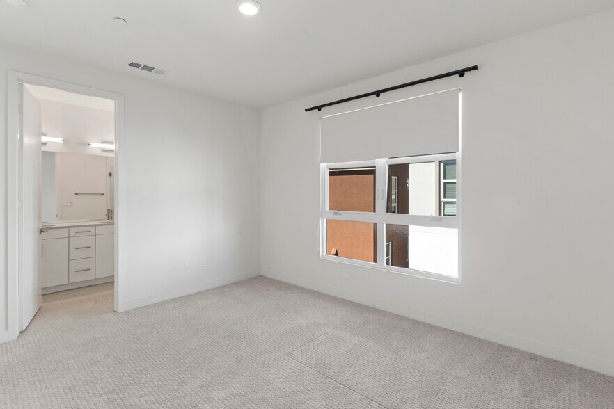 Building Photo - 2700 E Chaucer