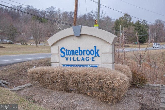 Building Photo - 440 Rumbling Rock Rd