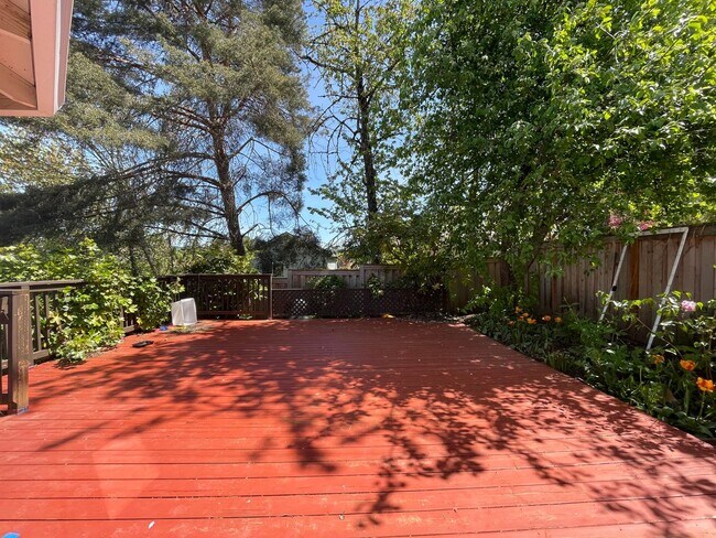Building Photo - Charming Rock Creek 3 Bed 2.5 Bath - Centr...