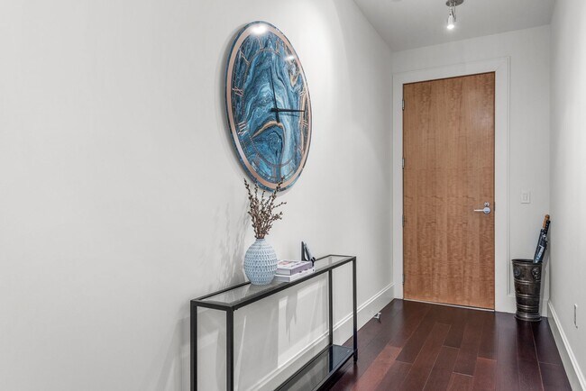 Building Photo - Luxury 2 Bed 1.75 Bath Furnished Downtown Seattle Condo with Stunning Views