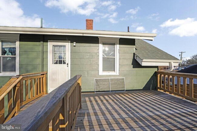 Building Photo - 11 Church St