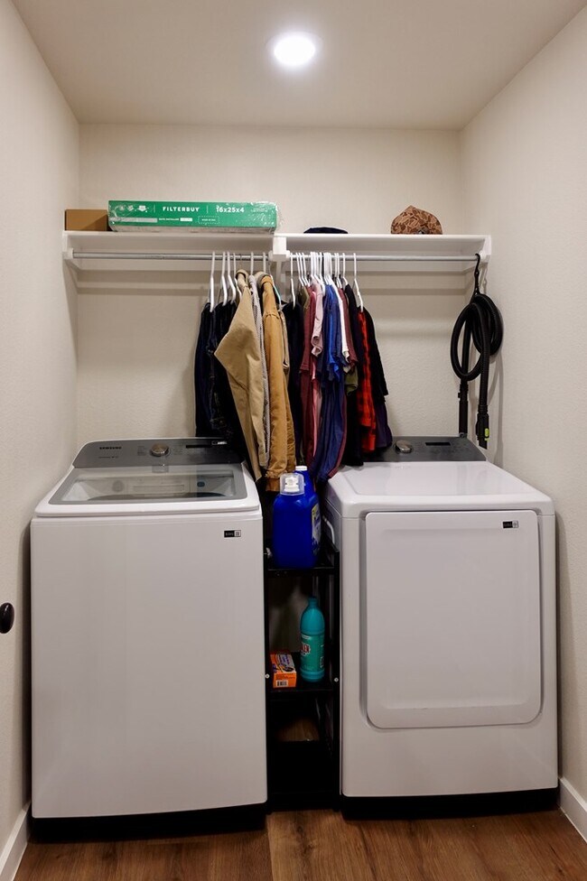 Building Photo - 413 Graze St