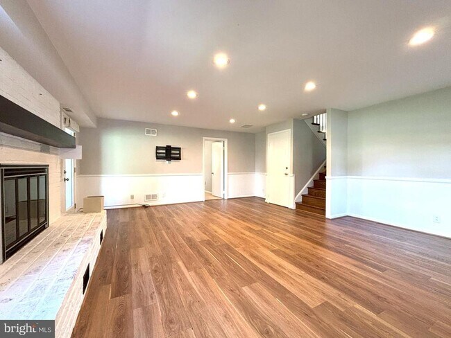 Building Photo - 7107 Tyndale St