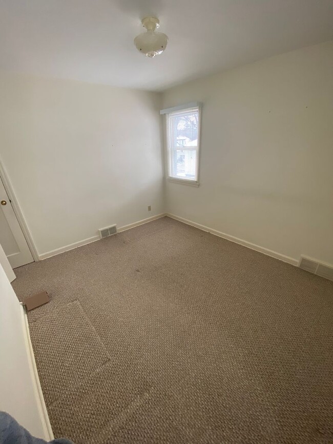 Building Photo - AVAILABLE JUNE - 3 BED 1 BATH