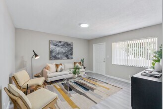 Building Photo - NEWLY RENOVATED! 1bed/1bath - Poinciana Park