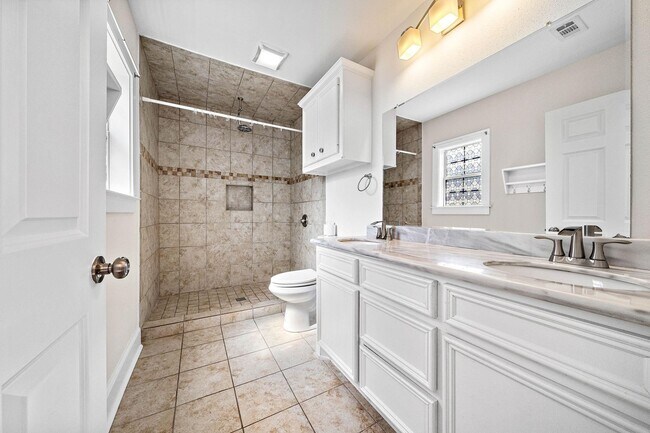 Building Photo - 1327 Idylwild St