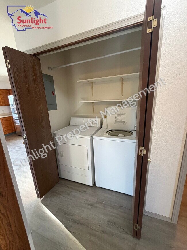 Building Photo - Updated 2-Bedroom Condo in the Heights – Garage, Balcony & Views