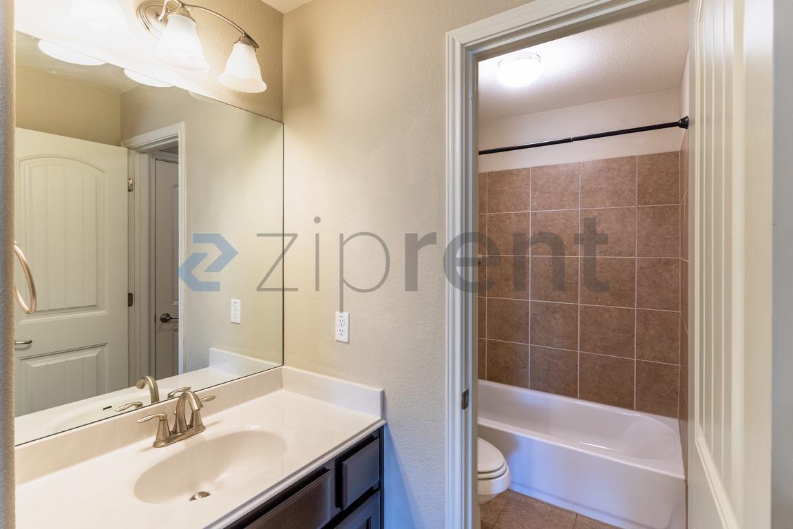 Building Photo - 2406 Sweetwater Ln