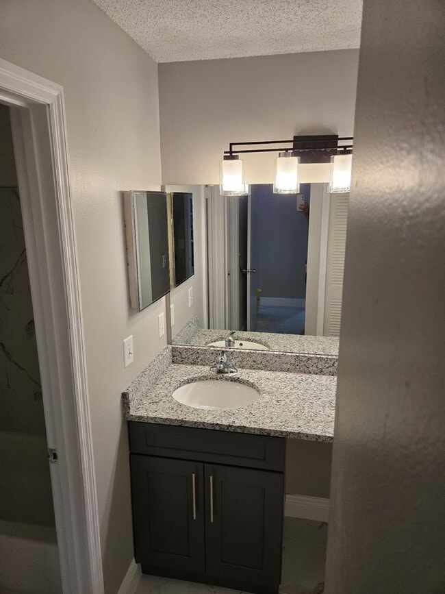 Building Photo - ALAFAYA 2 BEDROOM, 2 BATHROOM MULTIPLEX UNIT