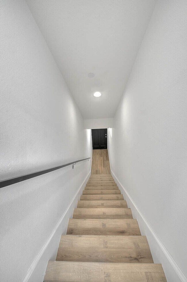 Building Photo - Luxury 2 & 4 Bed Townhomes in NoHo!