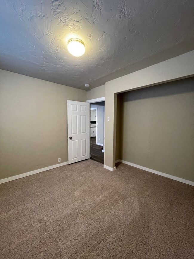 Building Photo - Charming Newly Remodeled 2 Bed/ 1 Bathroom Home!