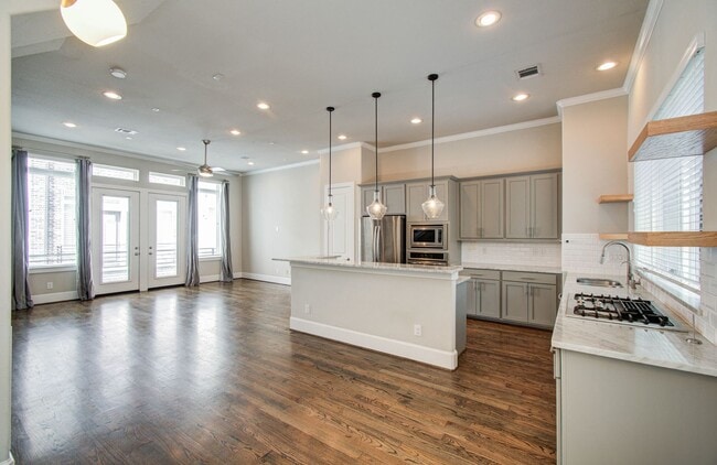 Building Photo - Beautiful 3-story House In the Heart of Ho...