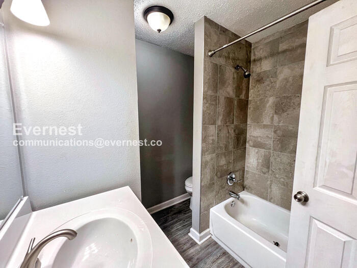 Building Photo - 1800 Labette Manor Dr