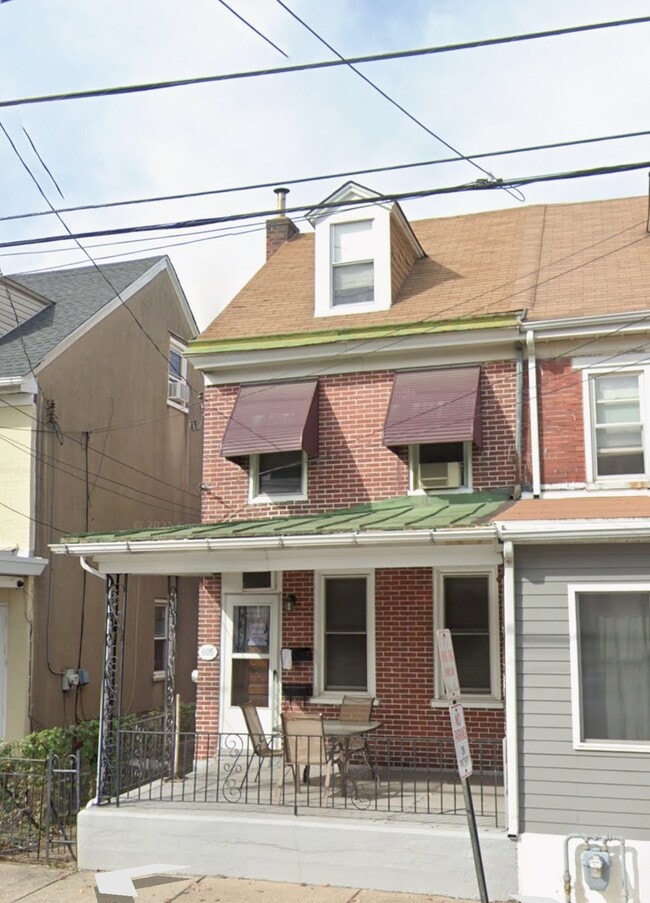 Building Photo - 605 Pond St