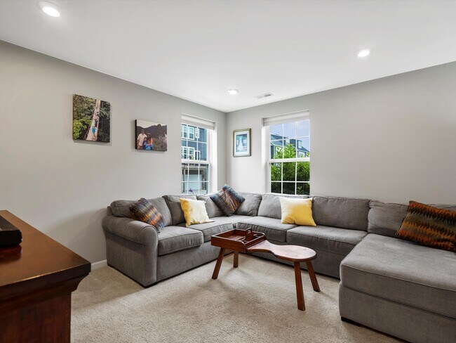 Building Photo - 202 N Sydney Ct