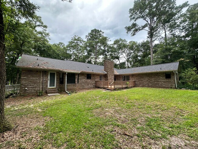 Building Photo - 2023 Wedgewood Dr