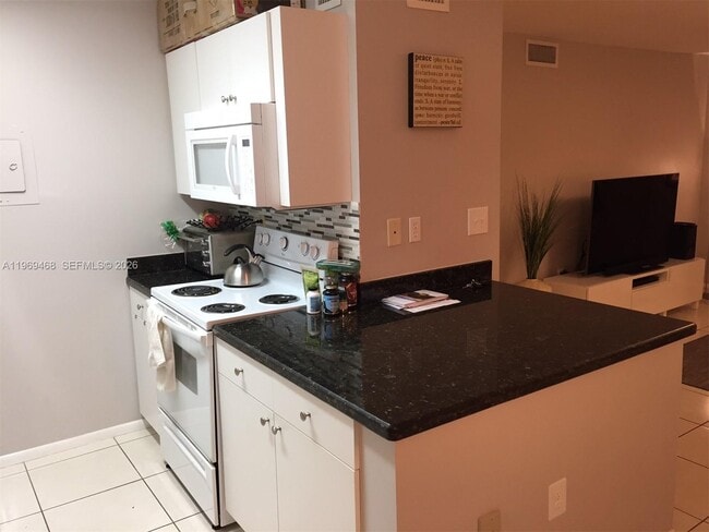 Building Photo - 10738 N Kendall Dr