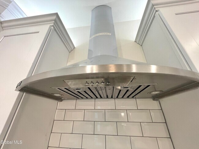 Building Photo - 11 Poplar Dr