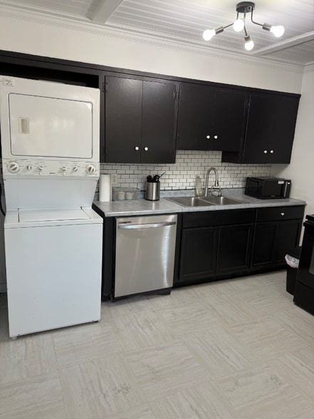 Building Photo - 320 Hilbert Dr