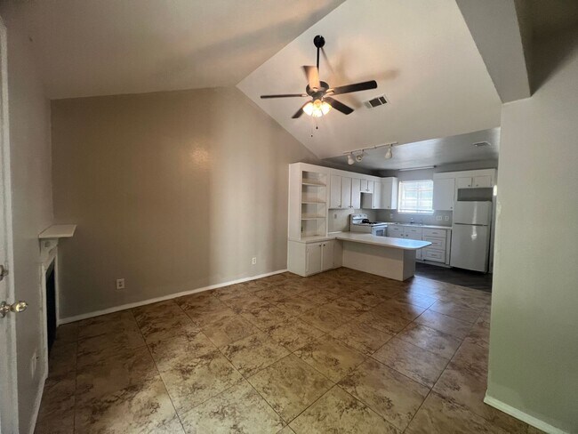 Building Photo - CUTE CUTE CUTE Single story townhome..