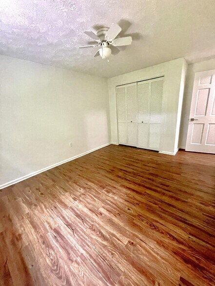 Building Photo - 1010 River Oaks Dr