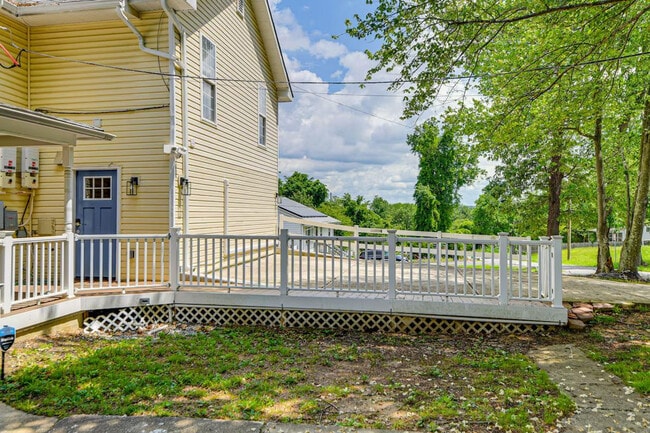 Building Photo - 6604 Oak St