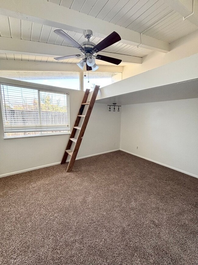 Building Photo - Lovely 3 Bedroom Home in Established Neigh...