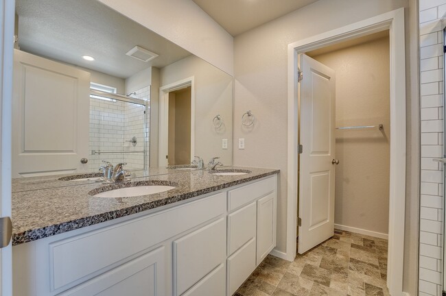 Building Photo - 3 bed, 2.5 bath Townhome in Mosaic Neighborhood