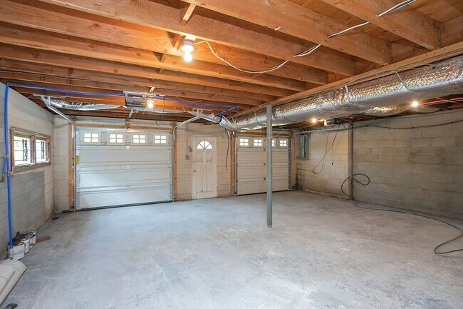 Building Photo - Brentwood Oasis: Newly Renovated 3 Bed, 2 ...