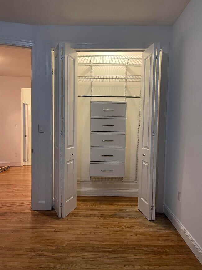 Building Photo - 7812 Hudson Ave