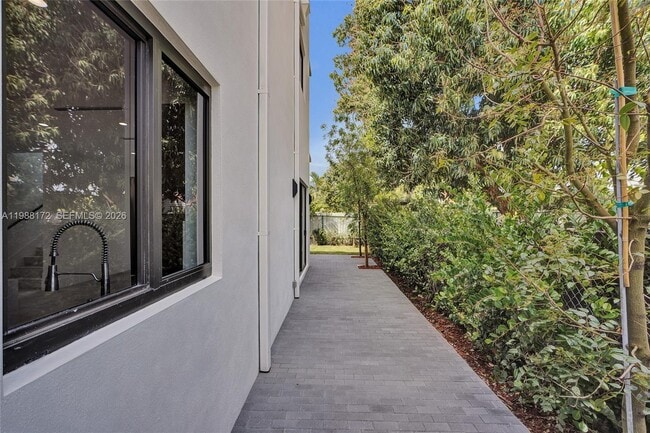 Building Photo - 2421 SW 16th Ter