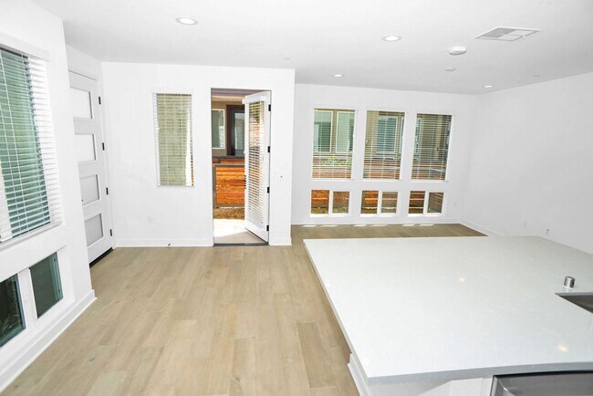 Building Photo - Gorgeous brand new townhome in 3Roots! End...