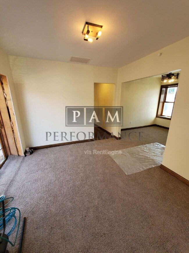 Building Photo - 5525 W North Ave