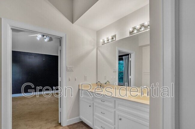 Building Photo - 919 E 36th St