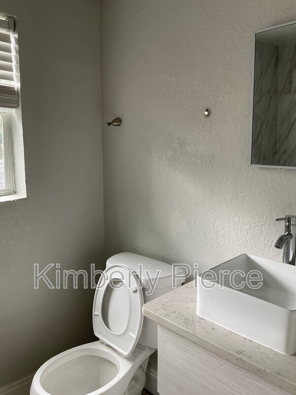 Building Photo - 1356 W 24th St