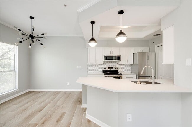 Building Photo - 6000 Shepherd Mountain Cove