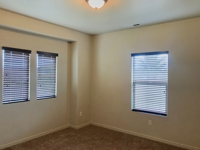 Building Photo - **Beautiful Little Valley Home**