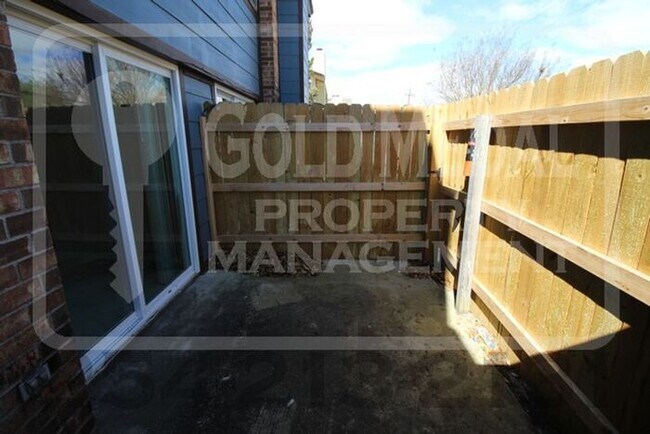 Building Photo - A charming 2-bedroom, 1.5-bathroom townhome now available for rent!