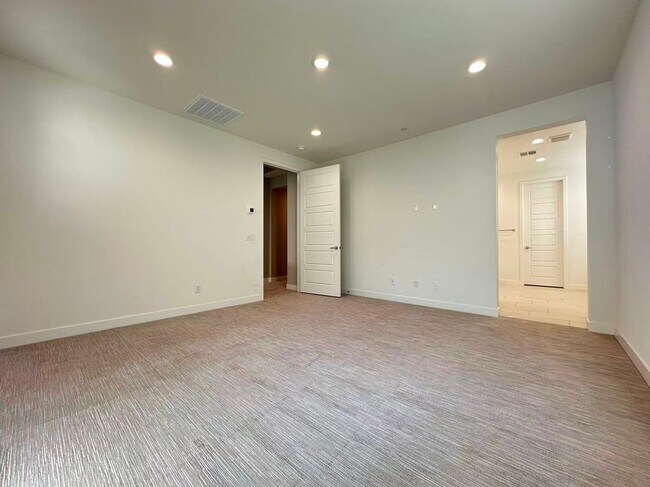 Building Photo - 4 BEDROOM HOME FOR LEASING IN Ontario