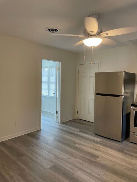 Building Photo - Cute and Newly Renovated Brick One Level H...